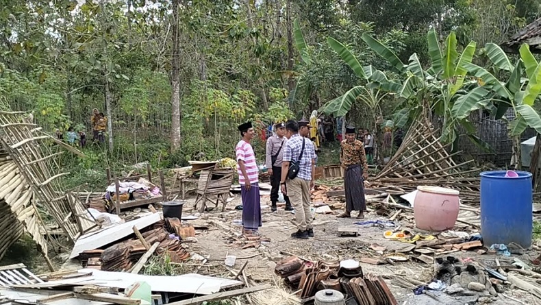 Kisah Pilu Nenek Mughimah di Sampang Hidup Sendiri, Rumah Ambruk Rata dengan Tanah