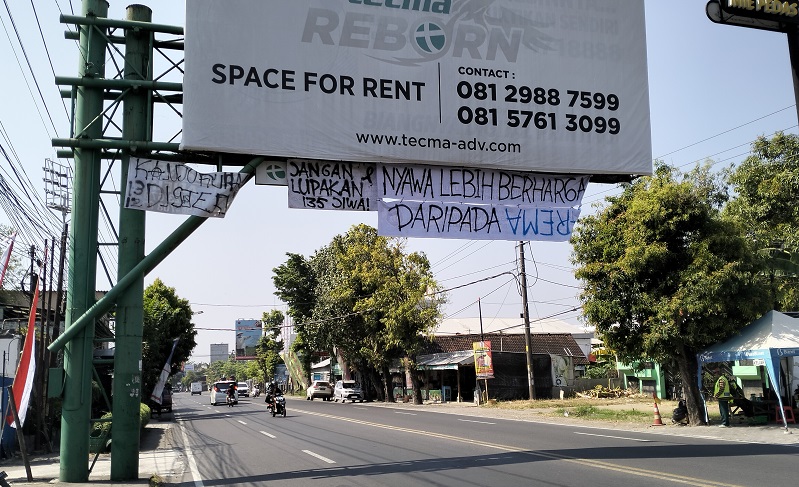 Spanduk Bernada Satire Mejeng di Jalanan Jelang Persis Solo Vs Arema FC di Piala Presiden 2024