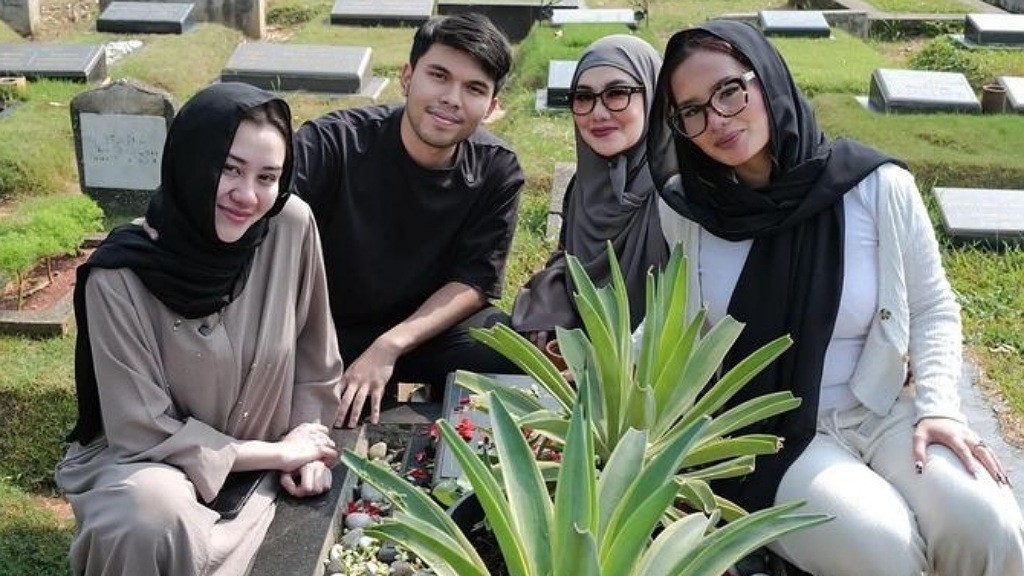 Bersyukur Jadi Istri Thariq, Aaliyah Curhat di Makam Adjie Massaid: Kita Ada di Tangan yang Tepat