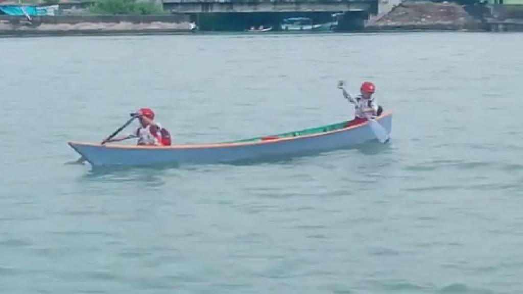 Salut! 2 Siswa SD di Bone Dayung Sampan Seberangi Sungai Tangka demi Pergi ke Sekolah