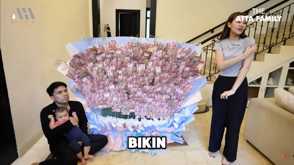 Atta Aurel Beri Hadiah Nikah Thariq dan Aaliyah Buket Uang Raksasa, Bikin Mata Melotot!   