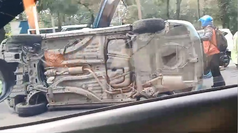 Kecelakaan Taksi Terguling usai Tabrak Mobil di Jakpus, Polisi: Sudah Damai