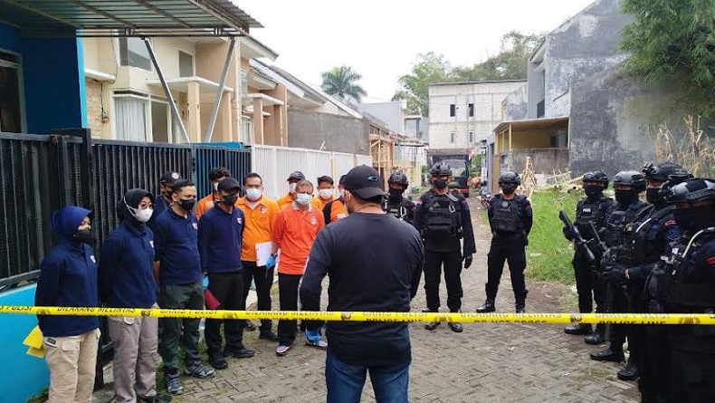 Polisi Geledah dan Olah TKP Rumah Terduga Teroris di Kota Batu