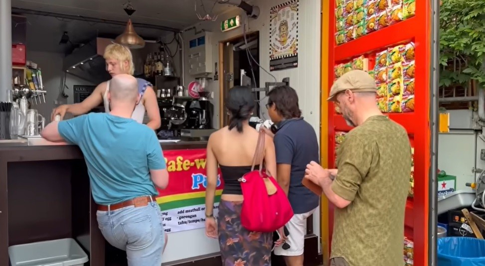 Viral Ada Warmindo di Belanda Dilayani Langsung sama Bule, Harga Seporsi Bikin Kaget!