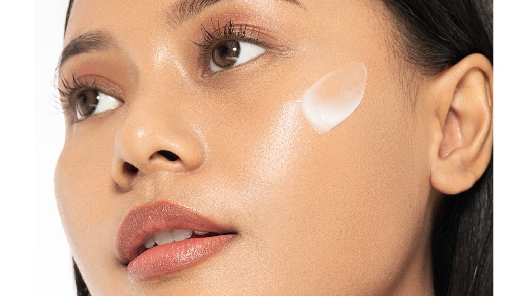 Punya Wajah Glass Skin yang Kenyal, Cukup dengan 3 Skincare Ini!