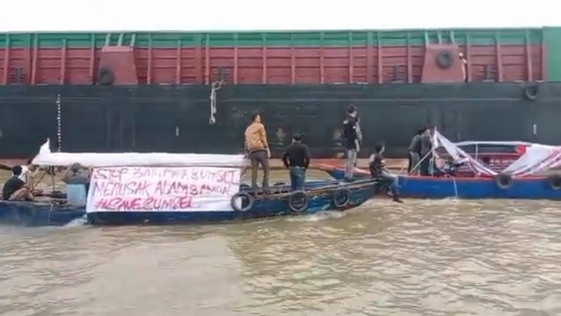 Demo Unik di Sungai Musi, Mahasiswa Orasi di Atas Perahu Adang Kapal Tongkang Batubara