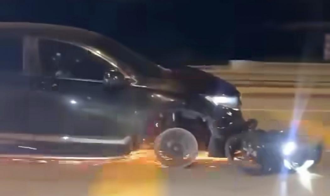 Viral Mobil Tabrak Motor Diseret hingga Masuk Jalan Tol, Netizen Ngeri: Nasib Pemotornya Gimana?