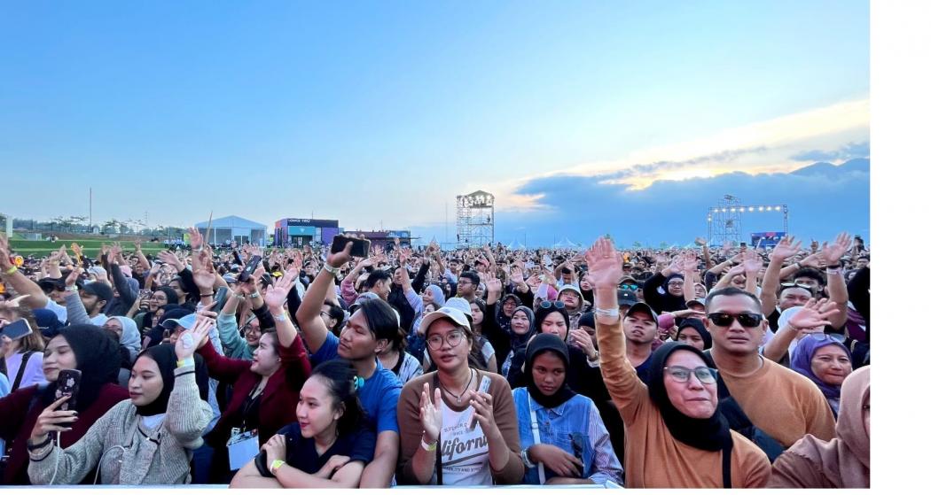 Fans Maliq D'essentials Bahagia Bisa Berdendang Bersama di LMAC Super Hitz Fest 2024