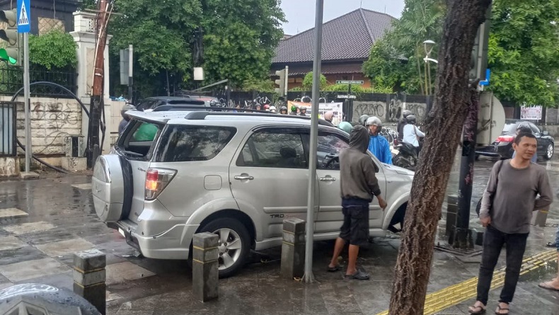 Kronologi Bocah 9 Tahun Bawa Mobil hingga Tabrak Sejumlah Kendaraan di Jaksel
