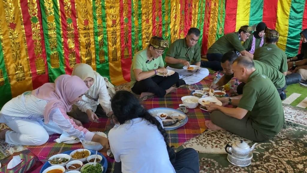 Sandiaga Uno Kunjungi Desa Wisata Cemaga Tengah di Natuna, Diajak Makan Bedulang!