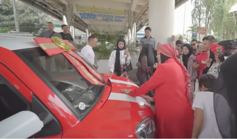 Gen Halilintar Beri Kado Istimewa Ibunda Mobil Listrik Bertenaga Matahari