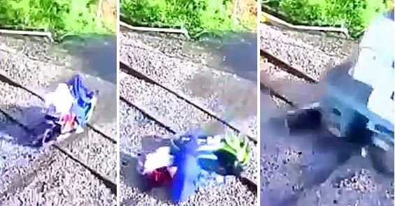 Detik-Detik Pengendara Perempuan Nyaris Terlindas Kereta, Motor Tiba-Tiba Mogok di Tengah Rel