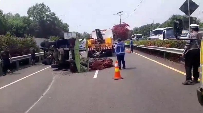 Kecelakaan Truk Terguling di Tol Bandara Arah Jakarta, Lalin Ramai Lancar
