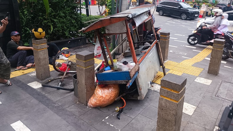 Kecelakaan di Rasuna Said Jaksel, Motor Tabrak Gerobak Lontong Sayur