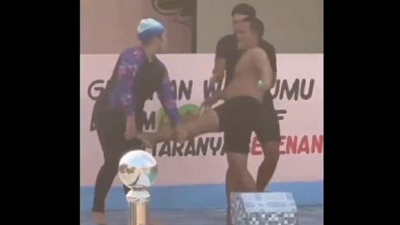 Viral Pelatih Renang Tendang Alat Vital Guru Perempuan 5 Kali sampai Pingsan Jatuh ke Kolam