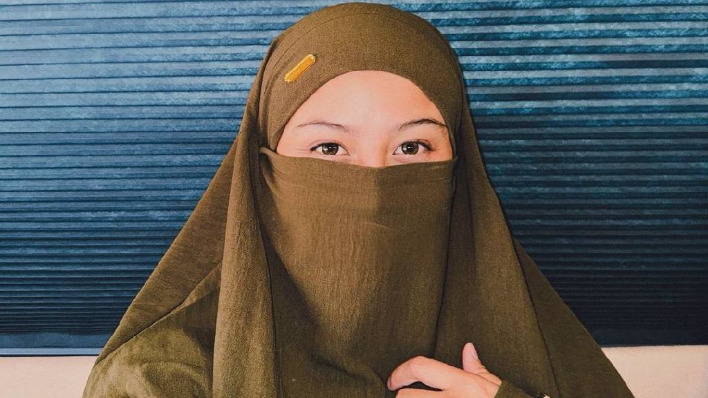 Lula Lahfah Dihujat Bawa Pods saat Umrah, Awkarin Minta Netizen Banyak-Banyak Istigfar!