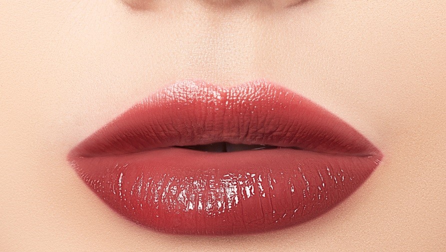 Mau Bibir Tampil Cantik Seharian? Simak Tips Berikut!