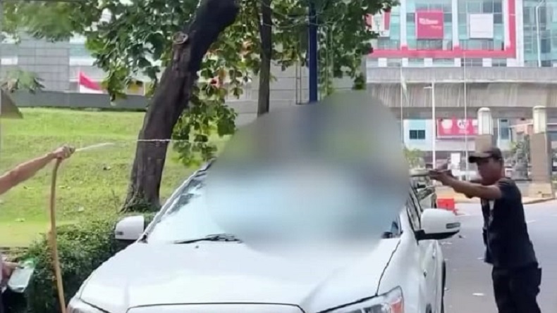 Viral Mobil Dilempar Tinja di Jaksel, Pengendara Langsung Tak Nafsu Makan