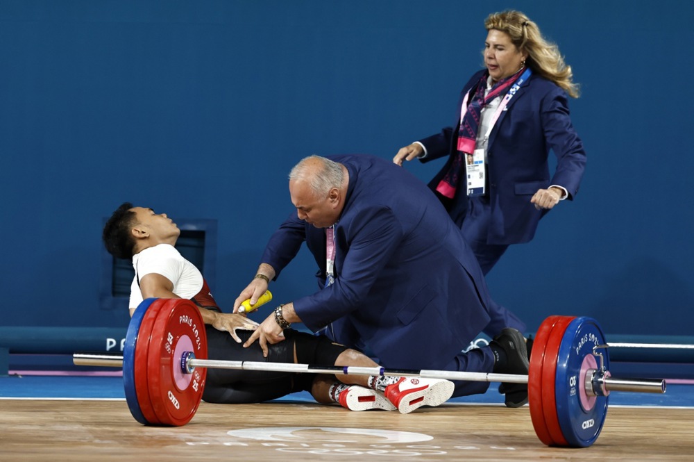 Detik-Detik Eko Yuli Dibopong karena Kesakitan usai Angkat Beban di Olimpiade Paris 2024