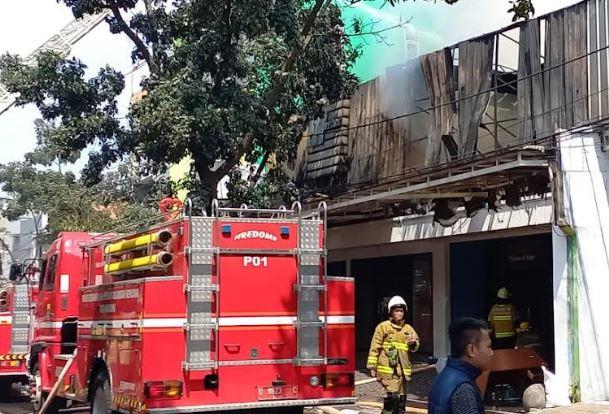 Kebakaran Hebat 2 Toko Sepatu-Tas di Cibaduyut Bandung, 11 Mobil Damkar Dikerahkan