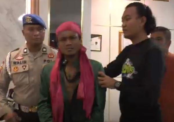 Terekam CCTV, Pria Bawa Parang Rusak Tempat Ibadah Vihara di Sagulung Batam