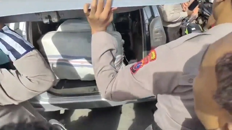 Avanza Dihentikan Warga Usai Tabrak Motor di Madina, Digeledah Ternyata Bawa 5 Karung Ganja