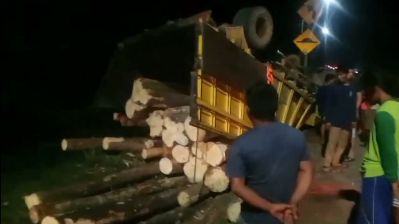 Truk Angkut Kayu Gelondongan Terbalik di Banyuasin, 5 Orang Teriak Kesakitan Terjepit Muatan