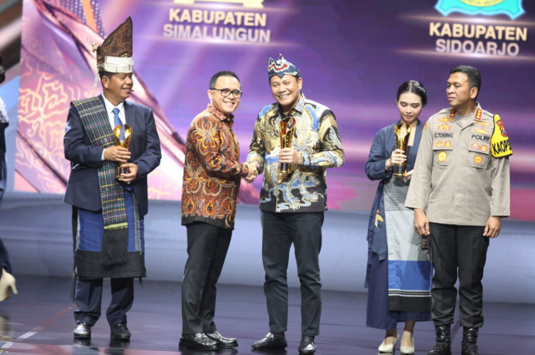 Layanan kepada Masyarakat Meningkat, Wakil Bupati Sidoarjo Raih PDA 2024  