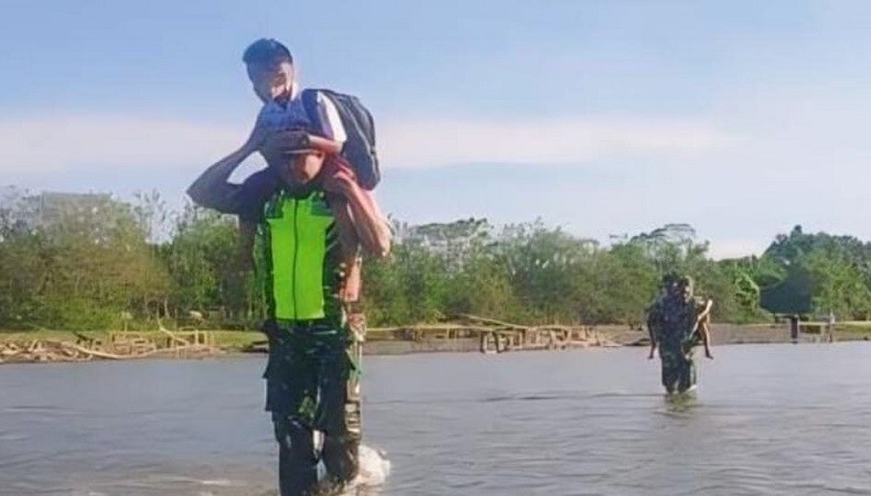 Aksi Heroik Babinsa Serka Zulfan Panggul Anak-Anak SD Seberangi Sungai agar Bisa Sekolah