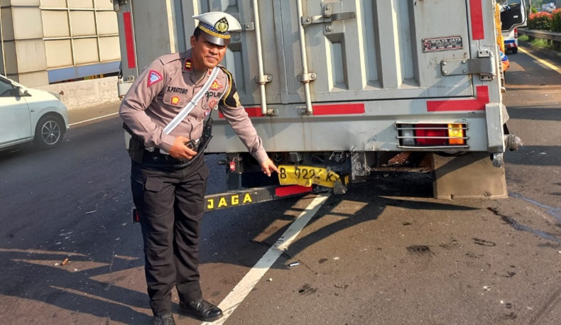 Kecelakaan Mobil vs Truk Boks di Tol JORR Ciledug, Arus Lalin Tersendat