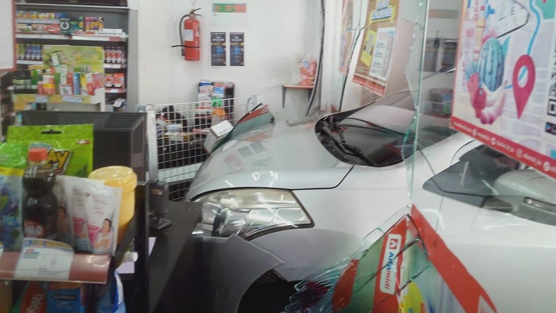 Pengemudi Salah Atur Persneling, Mobil Seruduk Minimarket di Cisarua Bogor