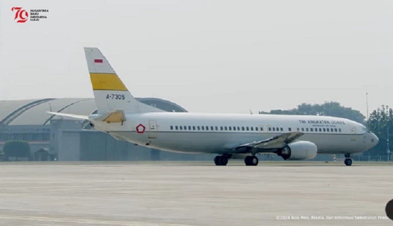 Detik-detik Pesawat TNI AU Terbangkan Bendera Merah Putih dan Teks Proklamasi ke IKN