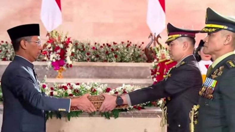 Momen Penyerahan Bendera Merah Putih dan Teks Proklamasi untuk Dibawa ke IKN