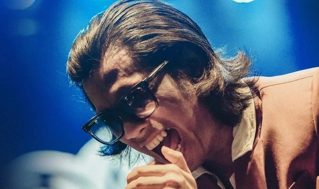 Vokalis The Changcuters Tria Pingsan saat Aksi di Atas Panggung