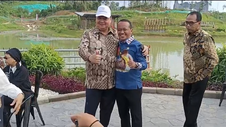 Potret Airlangga dan Bahlil Foto Bareng, Saling Tertawa di Tengah Isu Pergantian Ketum Golkar
