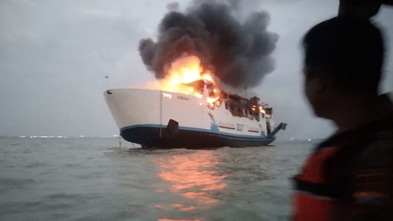 Detik-Detik KM Kirana 1 Terbakar di Laut Semarang, 52 Kru Selamat usai Lompat ke Laut