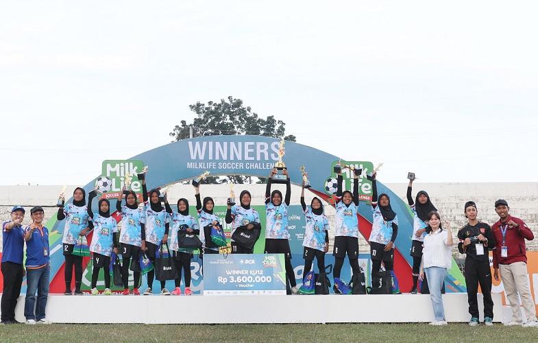 MIN 1 Kendal dan SD Muhammadiyah 05 Semarang Juara MilkLife Soccer Challenge  Semarang Series 1 2024