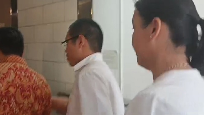 Sukoco Halim Bungkam saat Dampingi Istri Diperiksa soal Dugaan Rekayasa PKPU