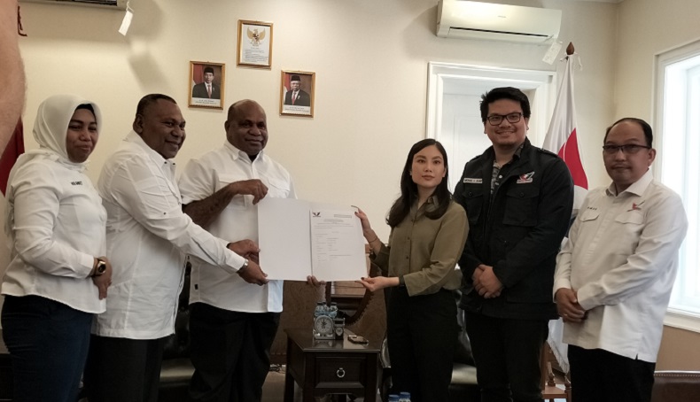  Angela Tanoesoedibjo Ajak Mathius-Aryoko Bersinergi Sejahterahkan Warga Papua