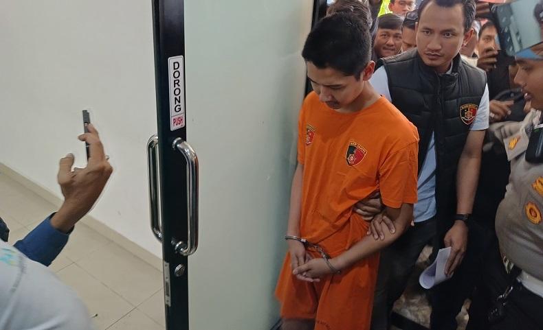 Penampakan Armor Toreador Suami Cut Intan Pakai Baju Tahanan, Tertunduk Diborgol