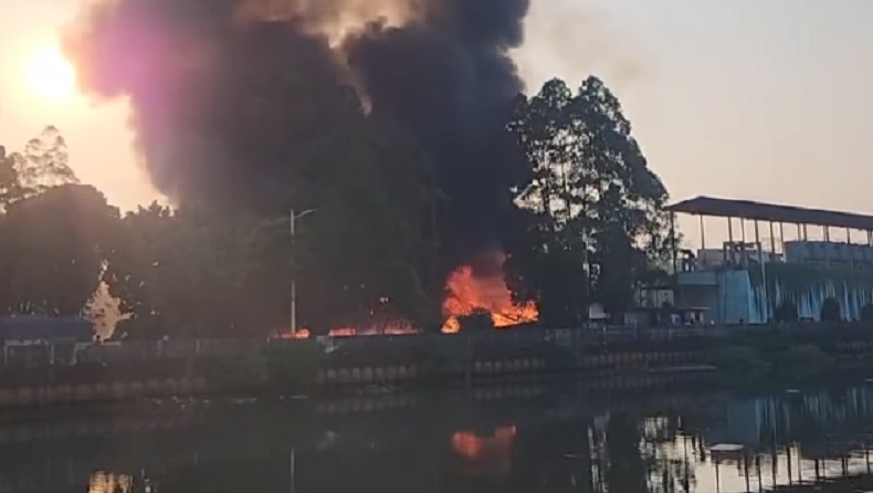 Kebakaran Lapak di Penjaringan Jakut, 80 Personel Damkar Diterjunkan