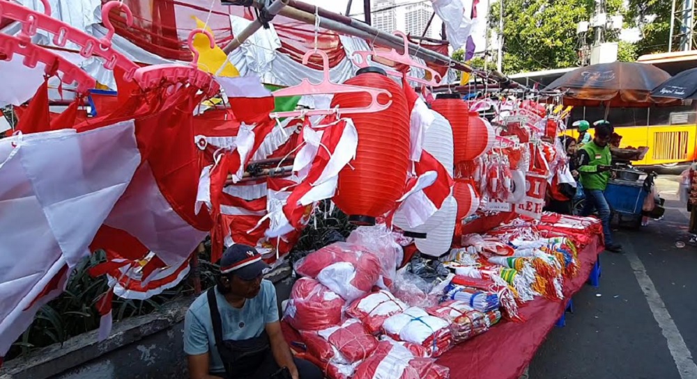 Pedagang Bendera Sebut Omzet Turun Setiap Tahun, Ini Penyebabnya