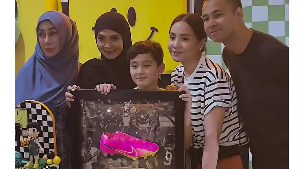 Rafathar Ultah Ke-9 Dihadiahi Sepatu dan Tanda Tangan Bintang Liverpool, Netizen: Sepatu Legend
