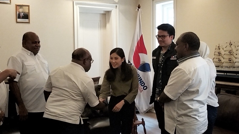 Keakraban Angela Tanoesoedibjo dengan Mathius-Aryoko Paslon Pilgub Papua
