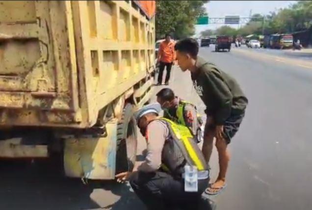 Ngeri! Guru MTs Tewas Terlindas Dump Truk usai Tabrak Pikap di Pasuruan