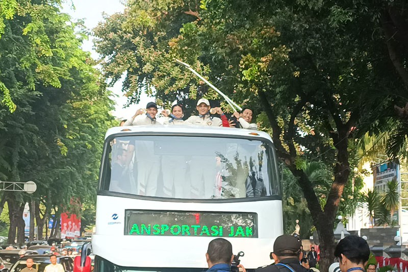 Pawai Atlet Olimpiade 2024 Menuju Istana Negara, Veddriq dan Rizki Pamer Medali Emas
