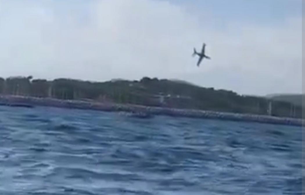 Detik-Detik Pesawat Jatuh ke Laut saat Pertunjukan Udara, Pilot Ditemukan Tewas