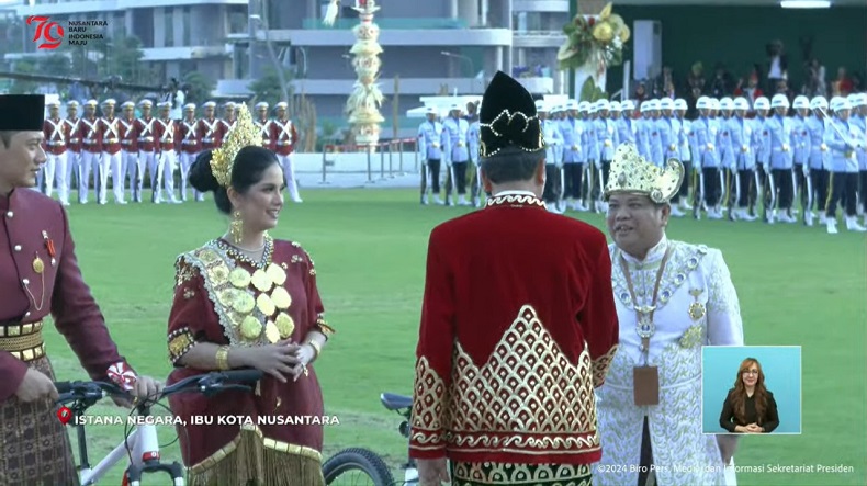 AHY dan Istri Dapat Sepeda dari Jokowi, Menang Busana Adat Terbaik