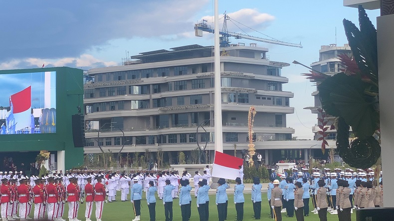 Momen Tim Indonesia Maju Turunkan Bendera Merah Putih saat Upacara HUT RI di IKN