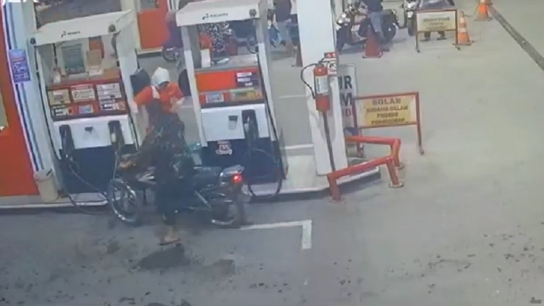 Pria Berjaket Loreng Aniaya Operator SPBU di Grobogan Terekam CCTV